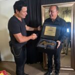 Chayanne deja huella en Ahome: recibe llave de la Cd. municipio y artesanía de la Danza del Venado.