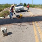 Reparados socavones en la carretera Rosario-Caimanero: Obras Públicas.