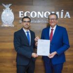 Feliciano Castro toma protesta a Roberto Sánchez como Subsecretario de Promoción y Competitividad Económica.