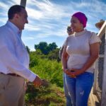 Antonio Menéndez entrega obras de puente peatonal y alumbrado público en El Guayabo.