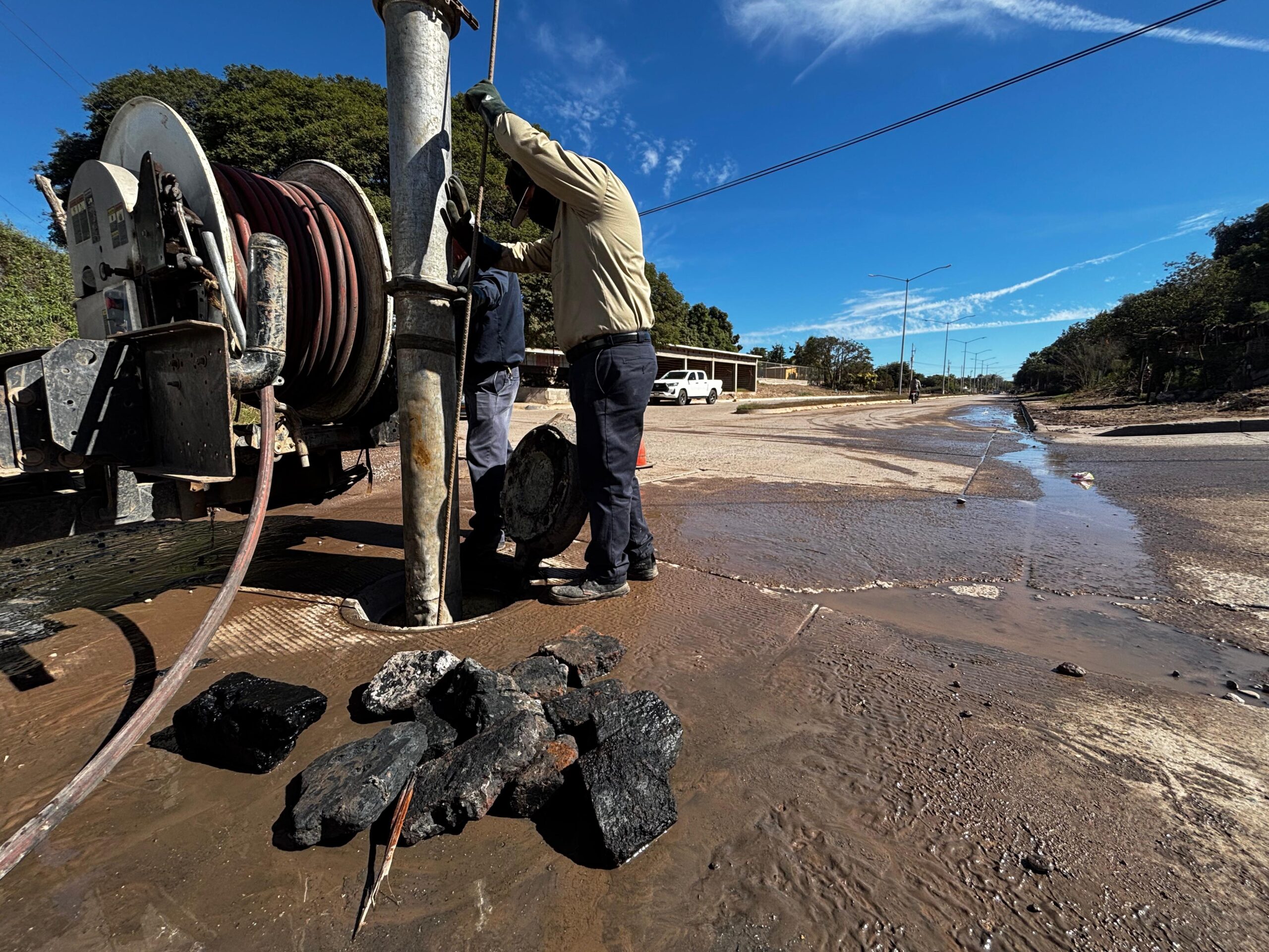 JAPAMA concluye con éxito trabajos intensivos de desasolve en drenaje colapsado de la Higuera de Zaragoza.