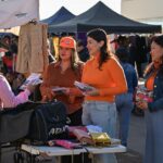 SEMujeres difunde servicios y tiene acercamiento con sinaloenses en el Tianguis Huizaches.