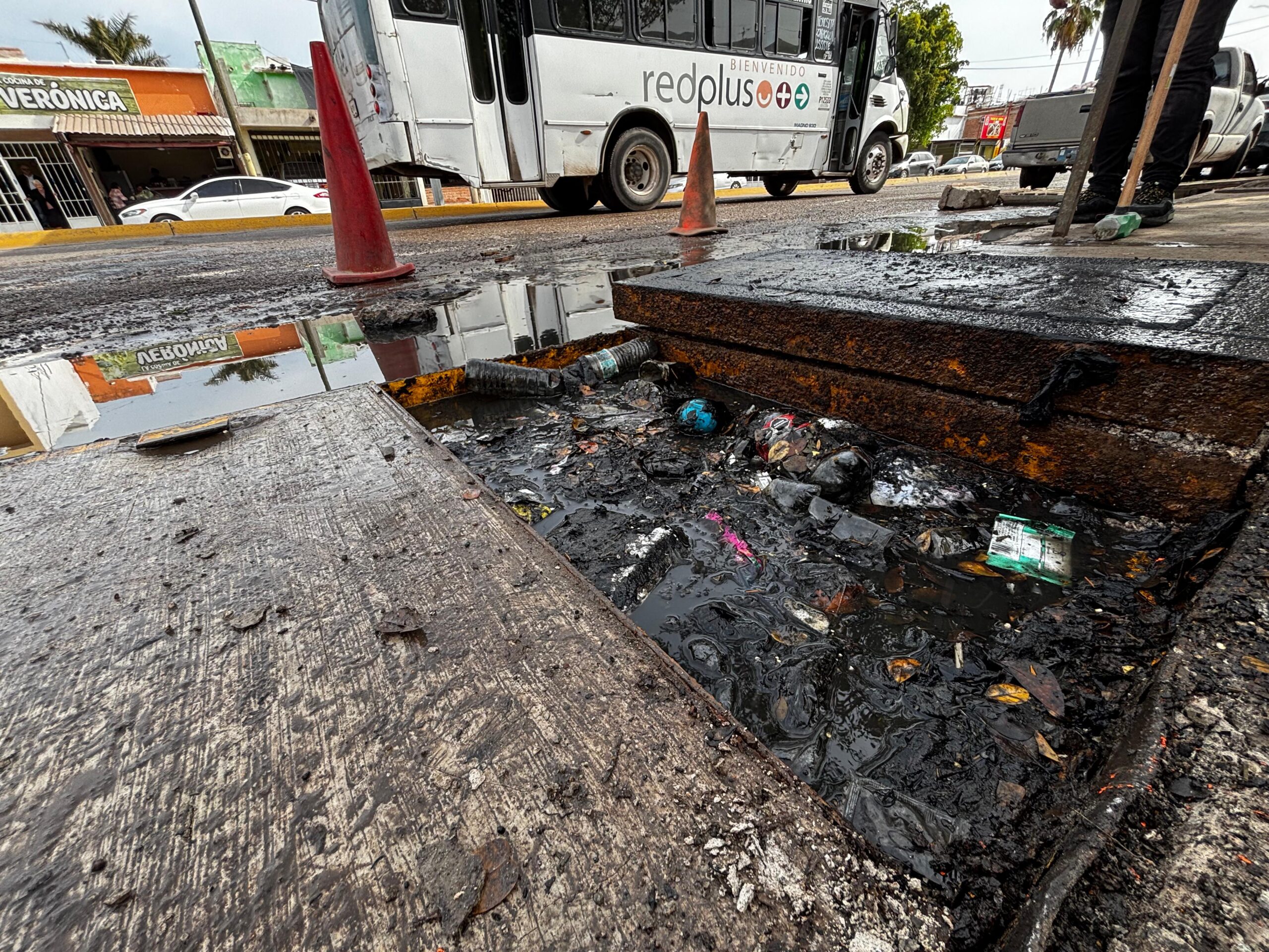 Basura genera taponamiento de drenaje en el Infonavit Macapule.