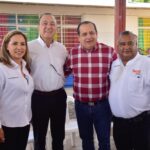 Alcalde Antonio Menéndez acompaña a SNTE 53 en entrega de juguetes en el Valle del Carrizo