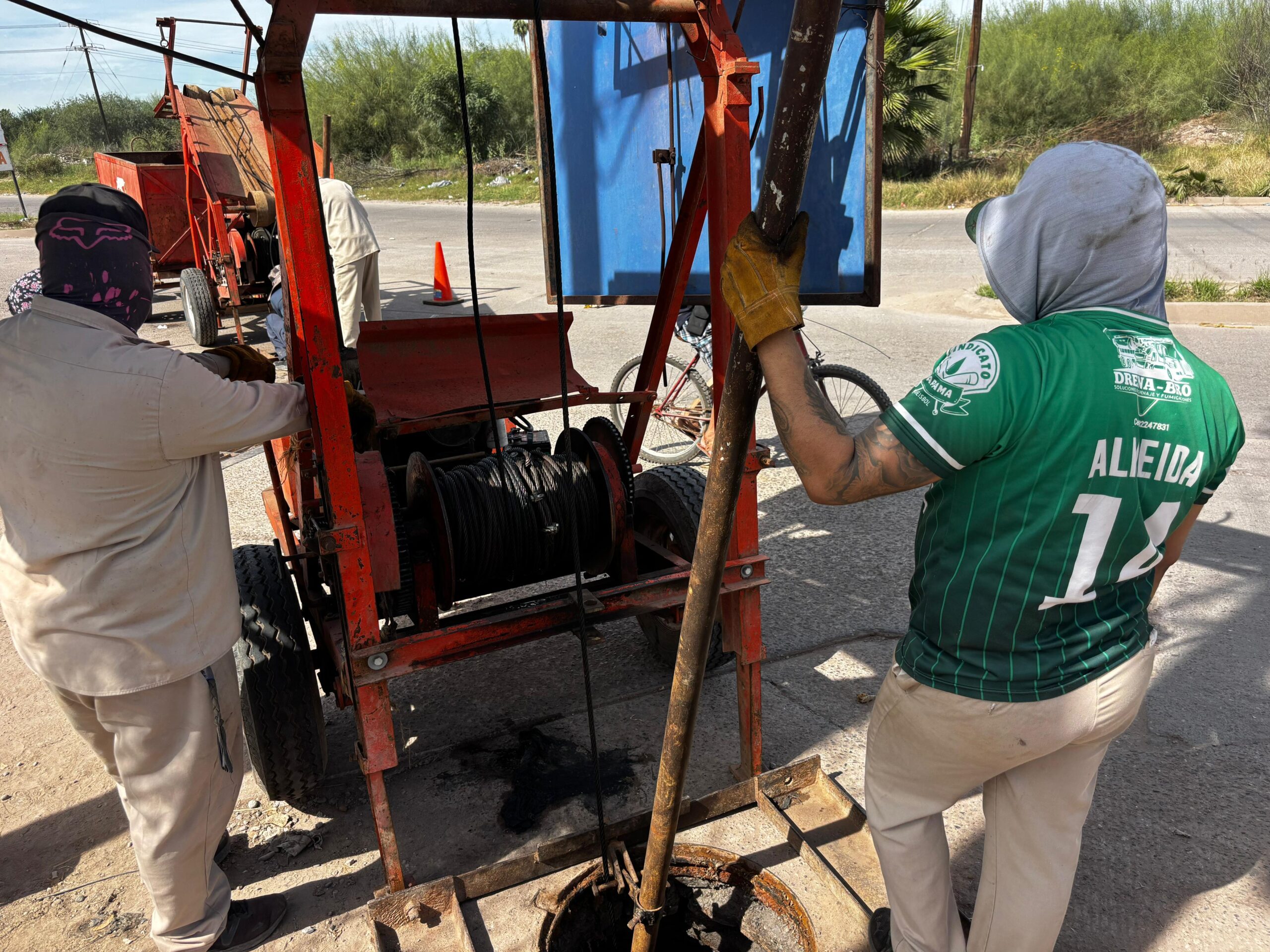 Realiza JAPAMA limpieza profunda en redes de alcantarillado con uso de malacates