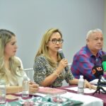 Entrega Educación Ahome kits de Bandera sorteados entre las escoltas participantes en el Desfile del 24 de febrero.