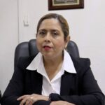 Maquillaje mal retirado, principal causa de irritación ocular crónica y síndrome de ojo seco; advierten sobre desprendimiento de pestañas y proliferación de ácaros por cosméticos.