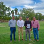 Antonio Menéndez supervisa redes de alumbrado de campos deportivos.