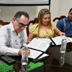 El Rector Jesús Madueña y Claudia Liliana Valdez, alcaldesa de El Rosario, firman convenio de cooperación académica y social en beneficio de la comunidad.