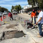 Ayuntamiento atienden afectación de estructura de pavimento en avenida Zaragoza.