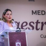 Entrega la gobernadora Yeraldine la medalla “Maestro Rafael Ramírez” a docentes con 30 años de servicio.