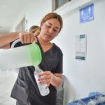 Instala Salud Municipal módulo de hidratación en Zona 30 para prevenir golpes de calor.