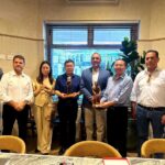 El Alcalde de Ahome, Antonio Menéndez De Llano Bermúdez, acompañó al Secretario de Agricultura y Ganadería de Sinaloa, Ismael Bello Esquivel, quien a nombre de la Gobernadora Yeraldine Bonilla Valverde, se reunió con una comitiva de empresarios e inversionistas, nacionales, locales y de China, interesados en la exportación de sorgo sinaloense