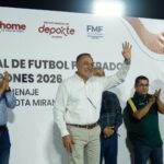 Antonio Menéndez da la bienvenida a niños deportistas para el Campeonato Nacional de futbol Chupones.