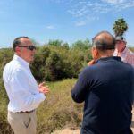 Antonio Menendez supervisa la segunda de tres etapas que comprenden la limpieza del Dren Juárez al sur