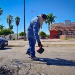 Obras Públicas atiende reparaciones de pavimento y revisa zona de riesgo en bulevar Antonio Rosales.