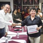 Emprendedores ahomenses reciben certificados de registro de marca de sus negocios.