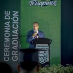 Alcalde Antonio Menéndez llama a egresados de la Universidad de Los Mochis a servir con responsabilidad.