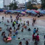 Turistas disfrutan del verano en Mazatlán.