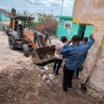 Gobierno de Ahome acude en auxilio de familia de Topolobampo con vivienda en riesgo por la lluvia.