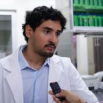 Diego Yahir, egresado de la Facultad de Medicina de la UAS, presenta en Europa innovadora «biopsia virtual» contra el cáncer de mama metastásico.